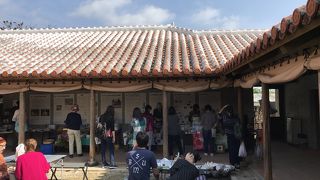 にぎやかな白保日曜市