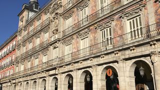 「i」のマークが目印