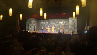 アプサラダンスを鑑賞しながらの夕食が楽しめます