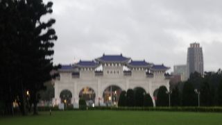 大きくてきれいな門です。