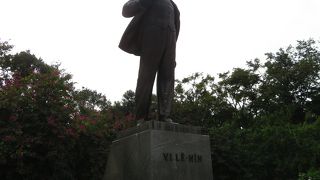 2019年１月　平日の午後　悲しいかな　レーニン像前は、若者のスケボー練習場でした