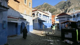 店の仲間で青の一色の路地を歩きました