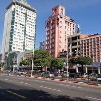 街の中心、ピンクの目立つ建物