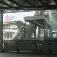 バンワ―駅の、ＢＴＳ側から地下鉄の延長部分駅への階段です。