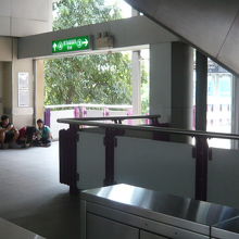 ＢＴＳバンワ―駅から地下鉄延長駅への乗り換え改札口の様子です