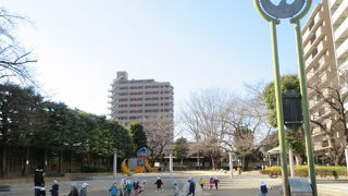 ウサギや月、星のモニュメントがあります