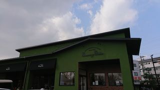 高槻:パンを買い求める人につられて