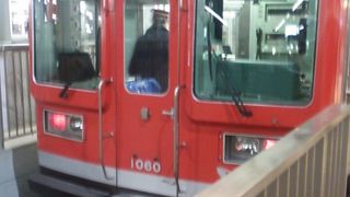 列車によってはロングシートの車両に乗る場合もあります