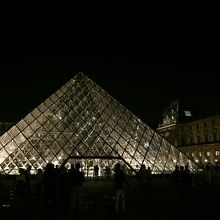 ライトアップのピラミッド