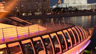 豪華船で夕方がベスト