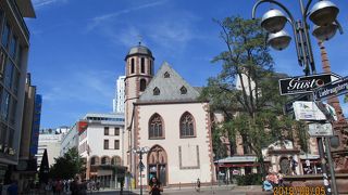 教会前のにぎやかな小路