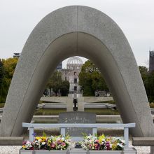 向こうに原爆ドームが見える
