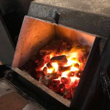 炭火を作ってます