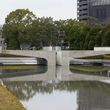 原爆ドームを仰ぎ見る