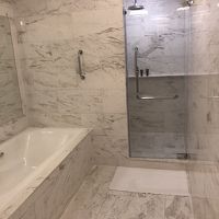 バスとシャワーは分かれています。