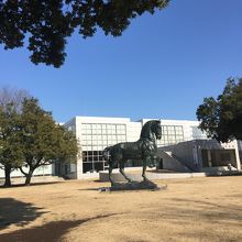 シンボルの彫刻