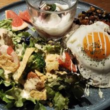 タコライスとサラダ