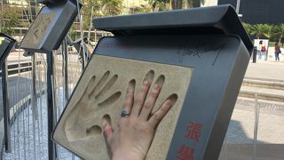 香港のか人気スターの銅像やら手形やらがズラリ