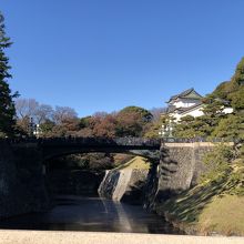 伏見櫓とともに美しい橋です。