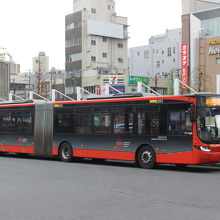 ヨーロッパ製の連接バス