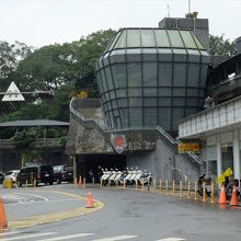 車道に面した菁桐の平渓派出所は、天燈を模したデザイン？