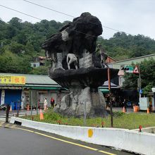 平菁橋たもとにある炭鉱夫の像は菁桐の町の歴史を示しています。