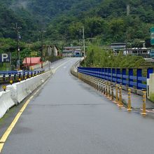 平菁橋向こうには有料駐車場有り。橋の上からは…、