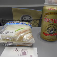 車内販売で購入したランチパックとおつまみ付き地ビール