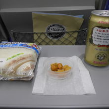 地ビール「エチゴビール｣と缶の上に乗っていたおつまみ