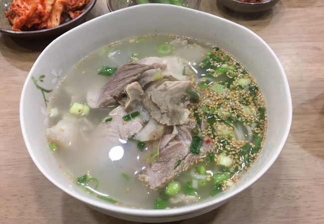 チェジュ名物のコギグッスの大人気店