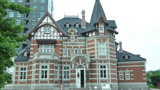 外観に惹かれる北九州市立国際友好記念図書館