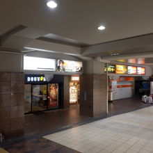 阪急西口商店街　改札を出たすぐ左側