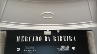 フードコートのある市場