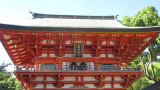 門が鮮やかです