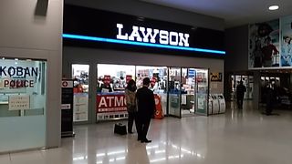 (ローソン関空)くまモンが出迎えてくれます