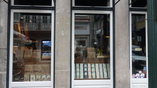 フローレスとおりにある老舗のチョコレート屋さん。オススメのところです。