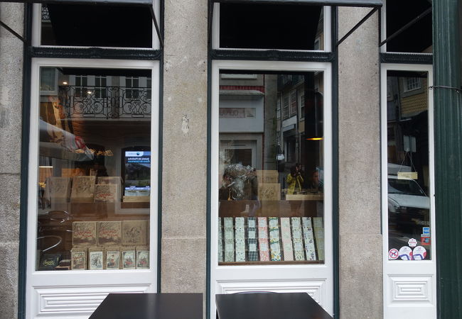 フローレスとおりにある老舗のチョコレート屋さん。オススメのところです。