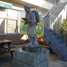 二宮金次郎像も