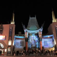 通りの反対側から