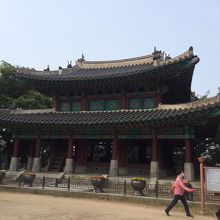 丘の上には歴史が書かれた看板が立っていた。