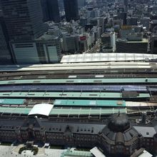 窓からは東京駅が見える。