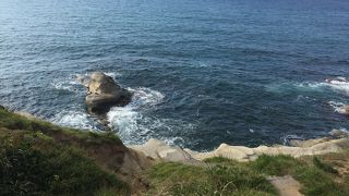 大きな陥没の跡