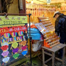 天燈（天灯）や天燈関連グッズのお店はたくさんありました。