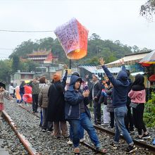 平渓での天燈上げ風景。記念撮影をお店の人に頼むと別料金です。
