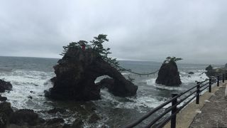 小さな二つの岩