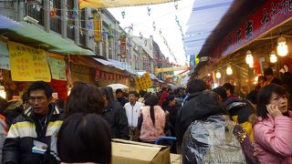 正月前の賑わいは、日本のアメ横に賑わいのようでした