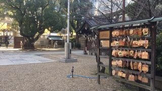 お参り場所は階段上がる