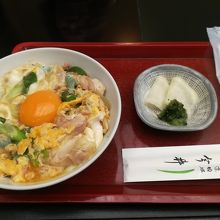 親子丼。テーブルの山椒はとても美味しかったです！