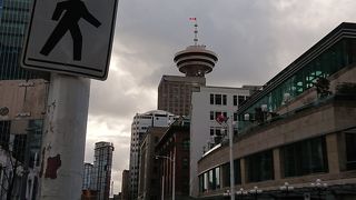 ダウンタウンの大きな通り