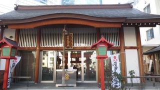 小さいが目立つ